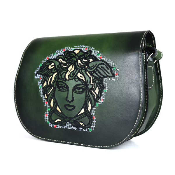 Kožená kabelka s výšivkou MEDUSA, ručne tieňovaná v tmavo zelenej farbe