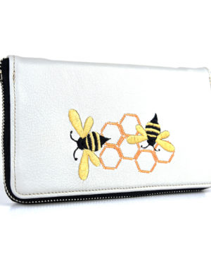Dámska vyšívaná kožená peňaženka č.8606 s motívom včelieho úľa, svetlo šedá farba
