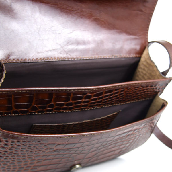 Kabelka crossbody z hovädzej kože s dezénom krokodíla v hnedej farbe - Image 11