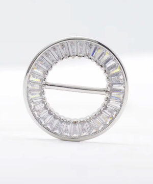 Alternative view of Luxusná spona na šatku a šál v kruhovom dizajne so sklíčkami v striebornej farbe