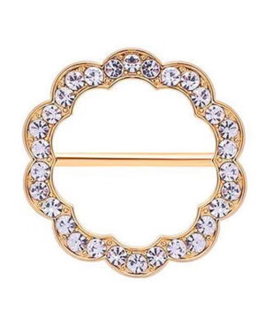 Luxusná spona na šatku a šál v štýlovom dizajne so sklíčkami v zlatej farbe