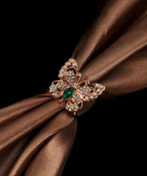 Ozdoba na šatku a šál v zlatej farbe s motýľom