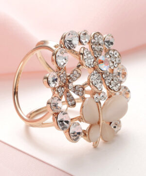 Ozdobný šperk na šatku v tvare motýľa s kvetom