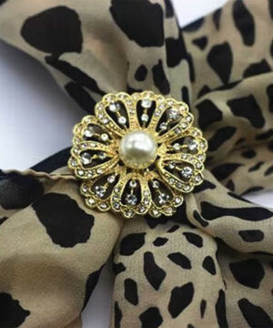 Alternative view of Ozdobný šperk na šatku v tvare zlatého kvetu so sklíčkami